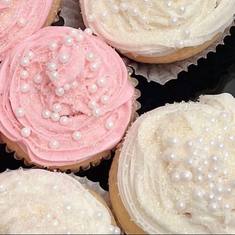 cupcakes dessert aesthetic coquette pink sparkly Cupcakes Pink Aesthetic, Cute Cupcakes Aesthetic Pink, Pink Pearl Cupcakes, Pink Pearl Birthday Party, Pink And White Party Food, Birthday Cupcakes Aesthetic Pink, Pink Aesthetic Cupcakes, Pink Snacks Aesthetic, Cupcake Decorating Aesthetic