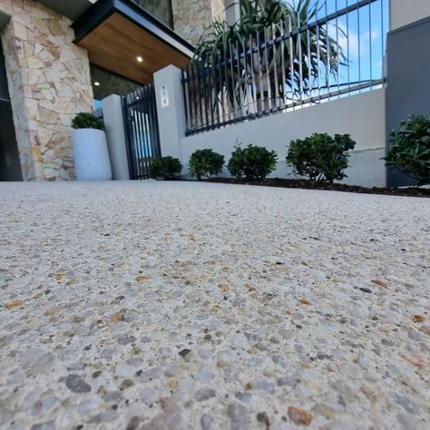 Modern Front Yard Walkway Ideas!  Discover dream front yard walkway ideas that combine elegance and practicality. Perfect for creating a welcoming entrance! Front Yard Walkway Ideas, Yard Walkway Ideas, House Frontage, Aggregate Patio, Concrete Landscaping, Garden Renovation Ideas, Front Yard Walkway, Yard Walkway, Exposed Aggregate Concrete