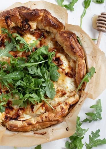 Easy and delicious goat cheese tart, topped with arugula and honey. Winter Appetizers, Goat Cheese Tart, Cheese Tart, Tart Baking, Cheese Tarts, Ground Beef Recipes Easy, Puff Pastry Recipes, Great Appetizers, Red Food