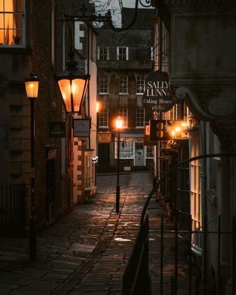 England Aesthetic, Bath England, Street Lights, Common Ground, Academia Aesthetic, Cozy Place, Coffee And Books, Autumn Cozy, City Aesthetic