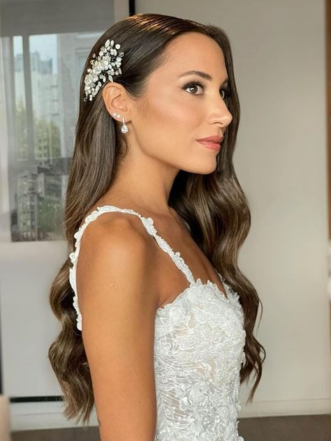 Bride Hair To The Side, Side Bride Hairstyles, Side Parting Wedding Hair, Wedding Hair Loose Waves, One Sided Hairstyle Wedding, Slick Wedding Hair, Hollywood Curls Wedding Hair, Wedding Hair Side Part, Big Loose Curls For Long Hair