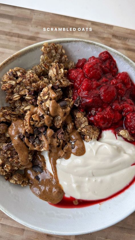 Raspberry Breakfast Recipes, Granola Breakfast Ideas, Fried Oats, Pan Granola, Breakfast With Granola, Protein Food Ideas, Oats And Yogurt, Scrambled Oats, Granola Topping