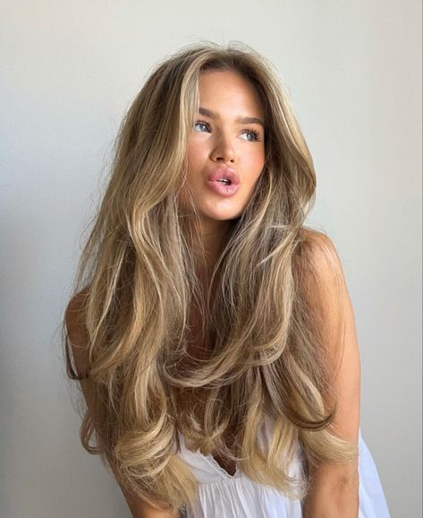 Summer Blonde Hair, Brown Hair Inspo, Perfect Blonde, Dirty Blonde Hair, Honey Blonde Hair, Long Layered Haircuts, Dark Blonde Hair, Blonde Hair Inspiration, Blonde Hair Looks