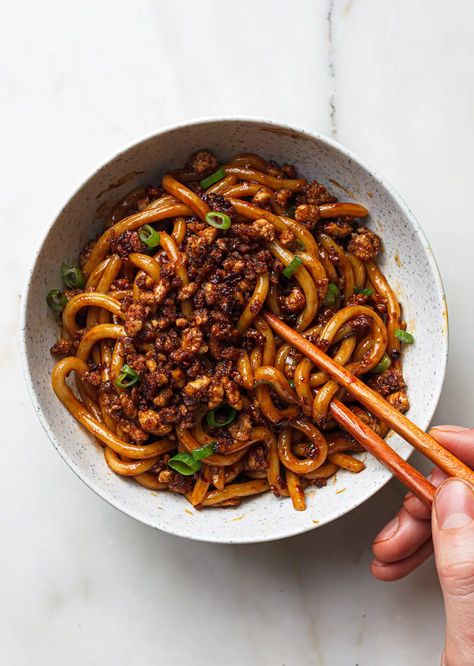 15 Minute Chilli Tofu Noodles - SO VEGAN Vegan Asian Dinner Recipes, Healthy Quick Lunches Vegetarian, Vegan Tofu Noodles, Teriyaki Tofu Noodles, Tofu Noodles Recipes, Easy Vegan Asian Recipes, Vegan Quick Recipes, Tofu And Noodles Recipes, Asian Veggie Recipes