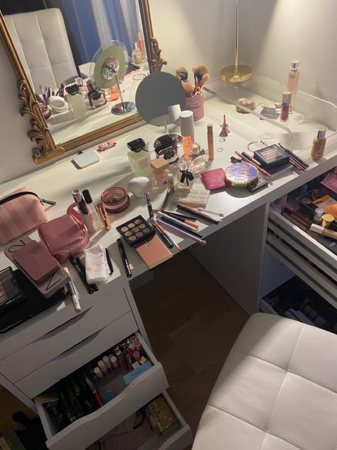 Make up desk, vanity Graduation Photography Poses, Vision Board Affirmations, Graduation Photography, Vision Board Inspiration, School Pictures, School Readiness, Girls Life, Makeup Essentials, Pretty Selfies