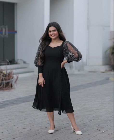 Party Wear Frocks For Women, Frocks Designs For Women, Frock For Teens, Frocks For Women Party, Black Organza Dress, Short Frocks For Women, Frock Designs For Women, Farewell Dresses, Frock Models