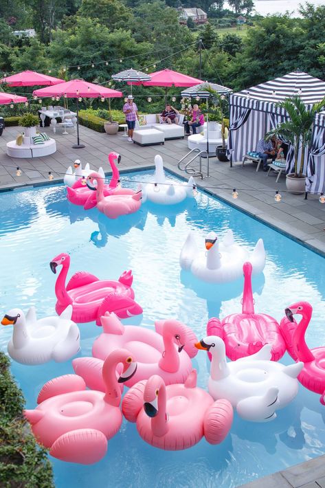 Flamingo Pool Parties, Pink Flamingo Party, Bachelorette Pool Party, Flamingo Pool, Party Swimming Pool, Flamingo Birthday Party, Fiesta Tropical, Pool Party Decorations, Pool Birthday