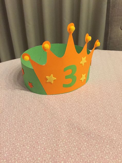 Diy Birthday Crown, School Kids Crafts, Crown For Kids, Preschool Classroom Decor, Paper Crown, Crown Crafts, Preschool Arts And Crafts, Birthday Crafts, Creative Activities For Kids