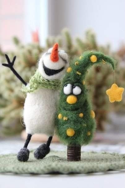 Needlefelt Christmas Decorations, Needle Felted Snowmen, Felting Christmas Decorations, Christmas Felted Ornaments, Needle Felted Christmas Ornaments Diy, Christmas Felt Projects, Needle Felt Christmas Decorations, Felted Christmas Trees, Christmas Felting Ideas