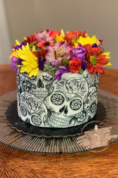 Day Of The Dead Cake Ideas, Skull Cake Ideas, Sugar Skull Cakes, Birthday Cale, Cake 2023, Day Of The Dead Cake, Moms 60th, Stencil Cake, Cake Halloween