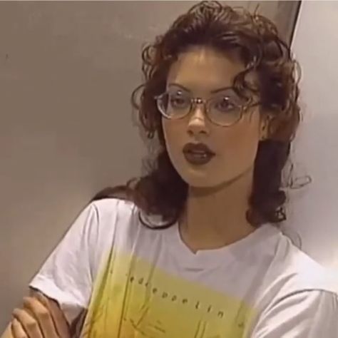 nineties but not always on Instagram: “shalom harlow 😈” Shalom Harlow, Michelle Trachtenberg, 90s Models, Leighton Meester, Model Aesthetic, Kirsten Dunst, Wearing Glasses, Mode Inspo, Grunge Hair