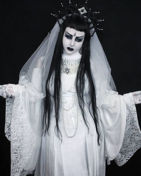 White Goth Outfit, White Goth Aesthetic, Dark Gothic Fashion, Types Of Goth, Gothic People, Health Goth, Gothic Princess, White Goth, Goth Subculture