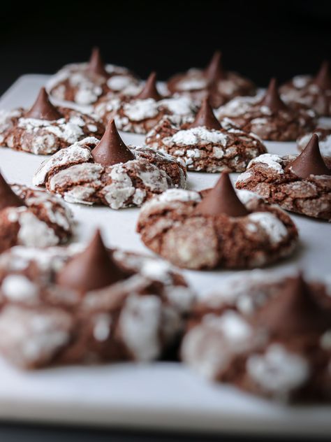 Enjoy melt-in-your-mouth deliciousness with these Chocolate Mint Cookies, a peppermint-infused chocolate crinkle cookie topped with a chocolate kiss. Not only are they easy to make, but they freeze beautifully, making them the perfect mint chocolate cookies! Mint Hershey Kiss Cookies, Chocolate Mint Kiss Cookies, Mint Truffle Kiss Cookies, Fudgy Mint Chocolate No Bake Cookies, Peppermint Kiss Chocolate Cookies, Chocolate Crackle Cookies, Crackle Cookies, Chocolate Crackles, Chocolate Mint Cookies