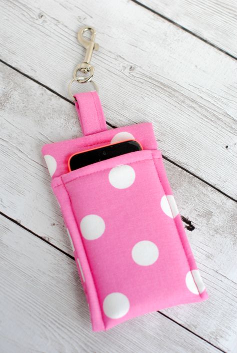 Make this quick and Simple DIY Phone Wallet to carry your phone wherever you go. This tutorial is super simple and should take less than 30 minutes to complete. It's a great project for beginners! Make one of these cute phone cases with a few scraps of fabric and fusible fleece, and attach a clasp so you can clip it to your purse or key chain. If you've been looking for patterns for fabric phone cases, you'll love this adorable, pink, polka-dotted design! Get out your sewing machine and whip up Tips Menjahit, Sew Wallet, Wallet Tutorial, Costura Diy, Leftover Fabric, Cell Phone Case, Sewing Projects For Beginners, Diy Couture, Love Sewing