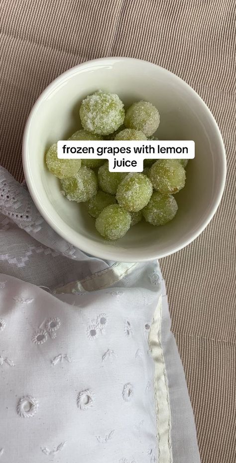 Grapes Frozen, Frozen Grapes, Health Snacks, Clean Recipes, Pretty Food, Good Eats, Grapefruit, New Recipes, Healthy Snacks