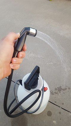 Diy Camping Shower, Family Camping Hacks, Kangoo Camper, Kombi Motorhome, Camping Hacks Food, Tent Camping Hacks, Camping Diy, Camping Hacks Diy, Camping Shower