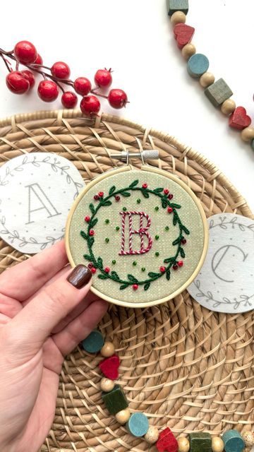 Diy Letter Christmas Ornaments, Easy Embroidery Gift Ideas, Christmas Letter Embroidery, Diy Embroidered Christmas Ornaments, Hand Embroidery Ornaments, Hand Embroidery Christmas Ornaments, Embroidered Ornaments Diy, Embroidery Ornaments Diy, Christmas Embroidery Ornaments