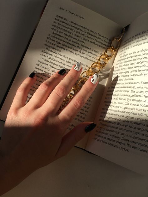 Books And Nails Aesthetic, Reading Aesthetic, Books Photo, Hand Pictures, Nail Photos, Instagram Nails, Aesthetic Ideas, Uñas Acrilicas, Photo Photo