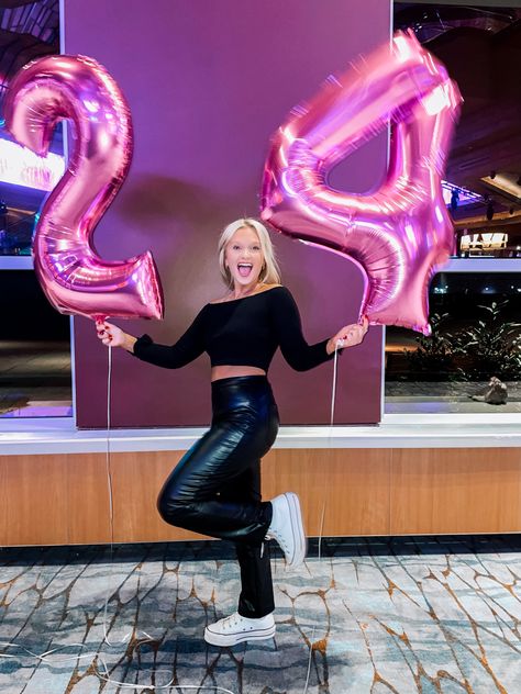 Number Balloons Photoshoot, Birthday Pose Ideas, Birthday Pose, Birthday Poses, Sweet 16 Pictures, Balloon Numbers, Happy Birthday Decor, Birthday Shots, Birthday Babe