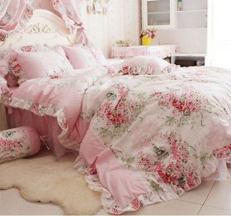 vintage inspired pink bedding with pink flowers and greenery for a princess room Simple Bed Sheets, Camera Shabby Chic, Shabby Chic Decorating, Lace Bedding Set, Ruffle Duvet Cover, Decoration Shabby, Lace Bedding, Rose Bedding, Chic Bedding