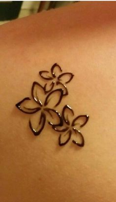 3D Tattoos                                                                                                                                                                                 More Hanna Tattoo, Tato 3d, Small Henna Tattoos, Small Henna Designs, Henne Tattoo, Cute Henna Designs, Tato Jari, Cute Henna Tattoos, Henna Style Tattoos