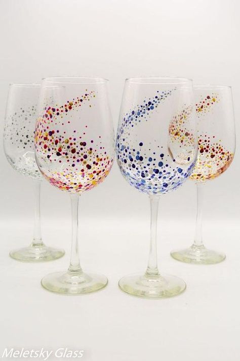 Gin Painting, Diy Wine Glasses Painted, Glassware Crafts, Wine Glass Designs, Diy Wine Glasses, Decorated Wine Glasses, Hand Painted Glasses, Glass Painting Designs, Wine Glass Crafts