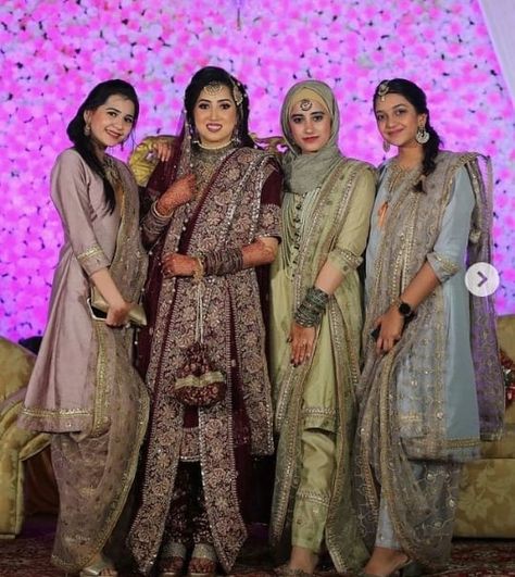 Wedding Dulhan Pose, Indian Wedding Songs, Jenna Kutcher, Latest Bridal Dresses, Bridal Dresses Pakistan, Bridal Poses, Beautiful Pakistani Dresses, Royal Brides, Fancy Dresses Long