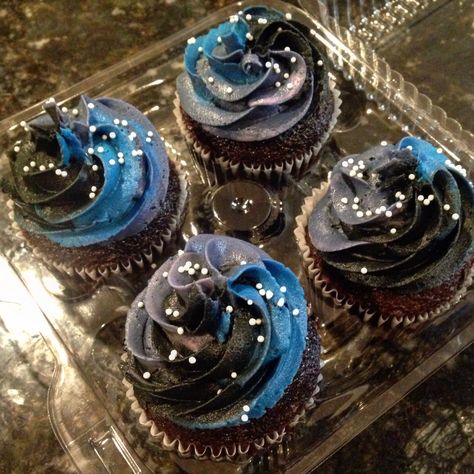 Black And Blue Cupcakes, Galaxy Frosting, Date Cupcakes, Goth Cakes, Black Cupcakes, Blue Frosting, Cupcakes For Boys, Blue Cupcakes, Play Date