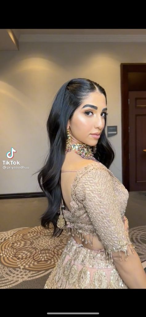 Indian Hair Down Hairstyles, Indian Hairstyles For Gown, Hairstyles For Jago, Lady Sangeet Hairstyle, Lehenga With Ponytail, Easy Mehndi Hairstyles, Indian Wedding Long Hairstyles, Bridesmaid Hairstyles For Lehenga, Desi Party Hairstyles