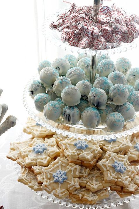 1 Year Winter Birthday Party, Winter Onederland Desserts, Onederland Party Food, Winter Onederland Party Girl Food, Outside Winter Party, Winter Wonderland Party Food, Winter Birthday Theme, Schnee Party, Winter Onederland Party Girl