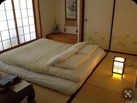 Futon Bedroom Ideas Small Spaces, Japanese Futon Bedroom, Diy Futon Mattress, Futon Bedroom Ideas, Japanese Futon Bed, Japanese Bedroom Decor, Bedroom Ideas Small Spaces, Bedroom Japanese Style, Japanese Bedroom Ideas