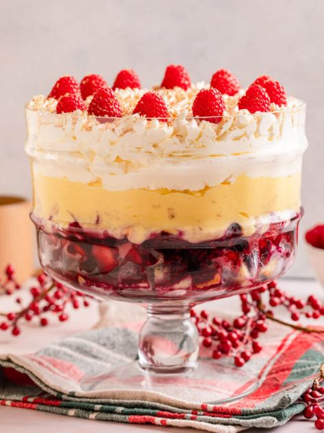 English Trifle Recipe - Confessions of a Baking Queen Mary Berry Trifle, British Trifle Recipe, Strawberry Mug Cake, Pudding Recept, Easy Trifle, Trifle Bowl Recipes, English Trifle, Trifle Dessert Recipes, Strawberry Mug