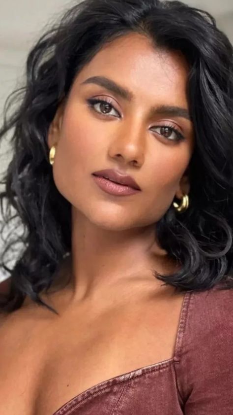 Simone Ashley Makeup Looks, Simone Ashley Makeup, Simone Ashley Outfit, South Asian Makeup Looks, Makeup For People With Glasses, Indian Women Makeup, Indian Wedding Makeup Natural, Minimal Makeup Look Indian, Brown Skin Makeup Indian Natural