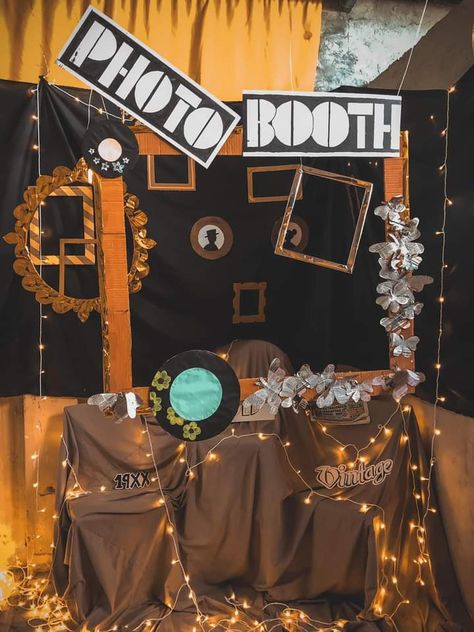 Photo Booth Vintage Ideas, Photobooth School Booth Ideas, Retro Photo Booth Ideas, Retro Photobooth Backdrop, Photo Booth For College Fest, Vintage Photo Booth Backdrop, Photobooth Ideas Diy Backgrounds, School Events Decoration Ideas, Photo Booth Ideas For Farewell Party