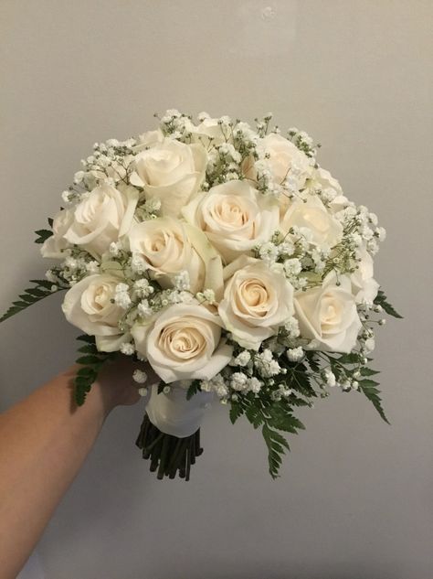 White And Light Pink Bridesmaid Bouquet, Flowers For Moms At Wedding, Boquetes Of Flowers Weddings, White Boquetes Of Flowers Wedding, November Wedding Bouquet, Round Wedding Bouquets, Hoco Bouquet, Flower Arrangements Spring, All White Bouquet