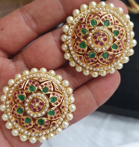 Sheesh Phool, Pearl Bridal Jewelry Sets, Jadau Jwellery, Big Earrings Gold, Jadau Earrings, Kundan Studs, Wedding Jewellery Designs, Jadau Jewellery, Gold Jhumka