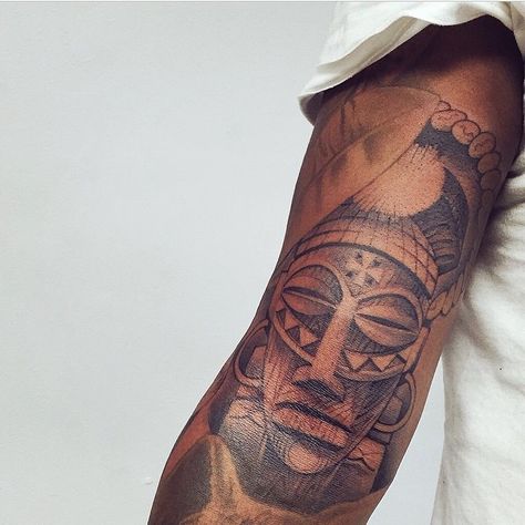 161 Likes, 10 Comments - ♠️♠️Dark Skin Body Art♠️♠️ (@darkskinbodyart) on Instagram: “This African tribal mask is part of a sleeve that @ceauxartwork is working on, check out his page…” African Warrior Tattoos, African Sleeve Tattoo, Stammestattoo Designs, Tattoo Sonne, Dark Skin Tattoo, Africa Tattoos, African Tattoo, Filipino Tattoos, Chest Piece Tattoos