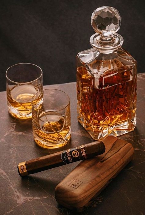 Bottle Of Whiskey, Premium Cigars, Whiskey Gifts, Good Cigars, Cigars And Whiskey, Whiskey Decanter, Blender 3d, Scotch Whisky, Cigars