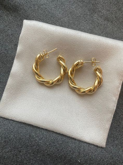 Staple Gold Jewelry, 18ct Gold Jewellery, Timeless Gold Jewelry, Jewelry Inspo Earrings, Gold Jewelry Aesthetic Earrings, Gold Aesthetic Jewelry, Cute Gold Jewelry, Jewelry Inspo Gold, Trendy Gold Earrings