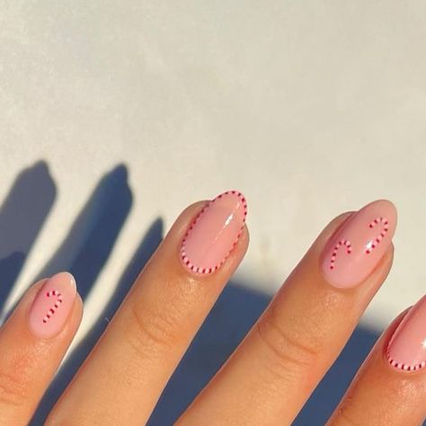 Pink Nails With Candy Cane, Christmas Nails Short Candy Cane, Candy Cane Inspired Nails, Simple Candy Cane Nails, Easy Candy Cane Nails, Candy Cane Almond Nails, Girlie Christmas Nails, Candy Cane Heart Nails, Candycane Nailart