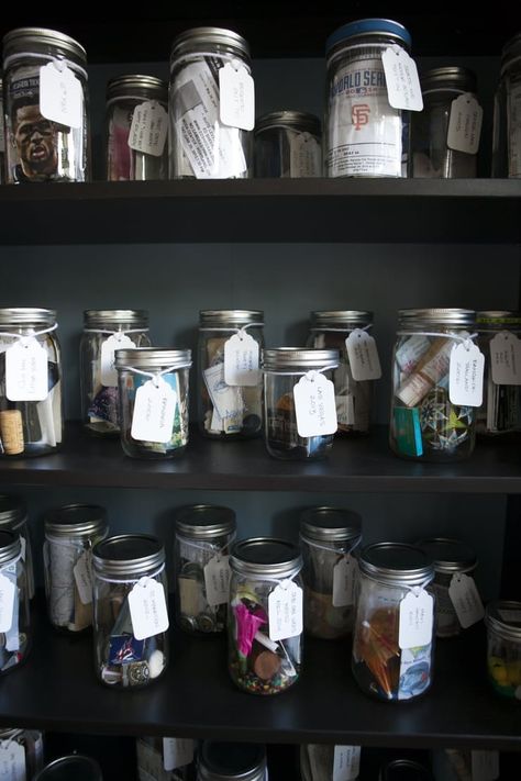 Collect s trip's memories or memories over the course of a day/month/year and keep them safe in a jar Portland House, Souvenir Display, Memory Jars, Memory Jar, Diy Display, Deco Nature, Travel Keepsakes, Vacation Memories, Travel Souvenirs