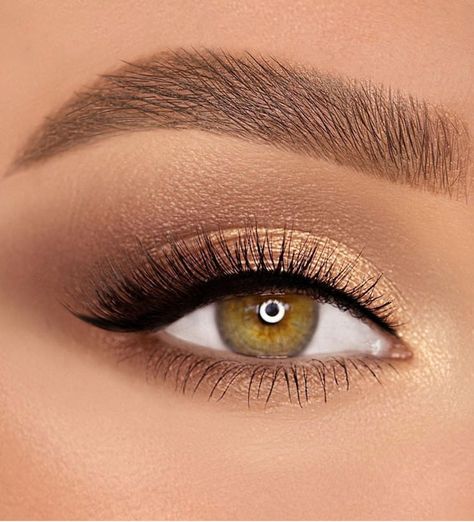 39. Bronze Gold Tone Makeup Look Looking for the best eyeshadow eye makeup trends 2021. Whether smokey, Euphoria or soft glam eye makeup looks... Gold Makeup For Green Eyes, Make Up Looks Gold, Natural Gold Eyeshadow Looks, Evening Make Up For Green Eyes, Makeup Looks Gold Eyes, Golden Look Make Up, Gold Eye Shadow Makeup, Makeup Ideas Gold Eyeshadow, Gold Natural Eye Makeup