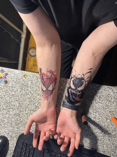 Venom Tattoos, Tattoo Spiderman, Tato Naruto, Venom Tattoo, Rare Tattoos, Spiderman Tattoo, Spiderman Venom, Tattoos Men, Marvel Tattoos