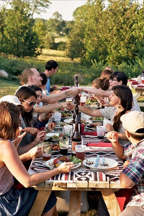 This picture reminds me of a family picnic in Niagara… People Enjoying Food, Happy Big Family, Big Family Gathering, Picnic With Family, Community Picnic, Brian Ferry, Dream Bbq, Outdoor Bbq Party, Family Cookout