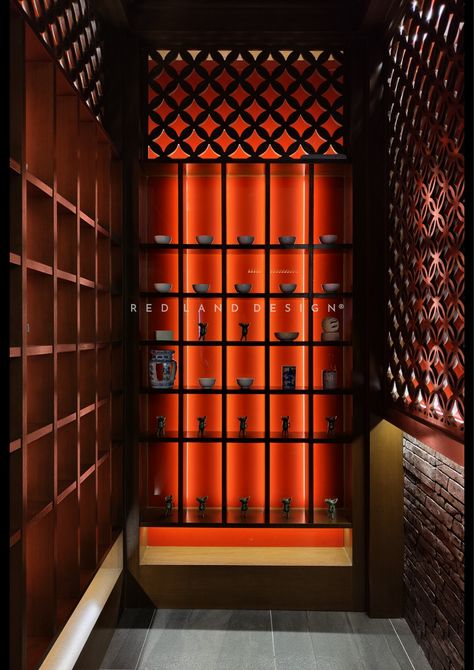 When VIP guest push open the restaurant’s oriental door and walk into the private room, their attention is immediately drawn to traditional mix with modern Chinese elements such as grey tiles, wood craft work blend with stone cladding wall panel, red color coat glass enhanced with neon light, oriental dining set and ancient collectible display items, all evoking the saga era during Eastern Han dynasty followed by the Western Jin dynasty. Chinese Inspired Interior Design, Modern Orientalism Interior, Modern Chinese Cafe, Chinese Interior Modern, Modern Chinese Restaurant Interior, Chinese Elements Design, Private Room Restaurant, Ancient Chinese Room, Chinese Interior Design Traditional