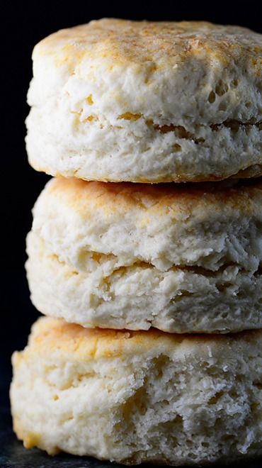 Two Ingredient Cream Biscuit ~ This biscuit recipe uses just two ingredients to produce tender, flaky, and delicious biscuits every time. A cream biscuit recipe definitely is a cook’s treasure! Cream Biscuit Recipe, 2 Ingredient Biscuits, Diy Easy Recipes, Tea Bread, Two Ingredient, Cream Biscuits, Biscuit Bread, Biscuit Rolls, Homemade Biscuits