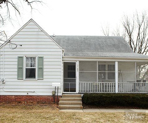 Check out this small house makeover that was done on a budget. You’ll get a ton of DIY ideas for your own home thanks to these unbelievable before and after photos. Learn how to make the most of a small floor plan without spending too much money. Minimal Traditional, Small House Makeover, Small Ranch House, Small House Exteriors, Small House Exterior, Small Bungalow, Porch Addition, Patio Pergola, Bungalow Exterior