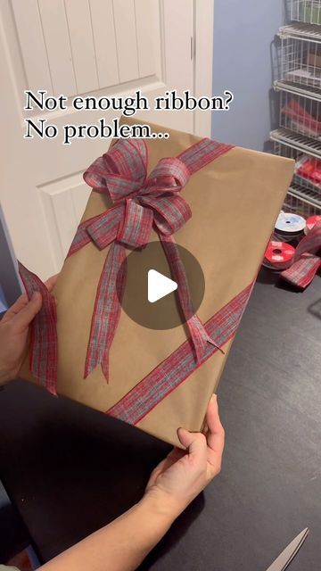 Audra Chalfant on Instagram: "A simple technique to ensure your ribbon goes around the package! #ribbon #bows #wrapping #giftgiving #design #diy" Wrap Presents With Ribbon, Tie Gift Ribbon, How To Tie Ribbon On A Present, Wrapping Techniques, Gift Wrapping Techniques, How To Tie Ribbon, Wrapping Gifts, Clear Box, Gift Ribbon