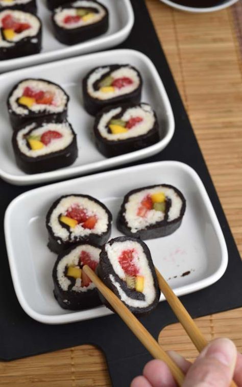 Dessert Sushi Recipes, Sushi Roll Cake, Desert Sushi, Sushi Cookies, Chocolate Sushi, Chocolate Buffet, Sushi Cupcakes, Sweet Sushi, Dessert Nachos