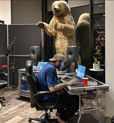 Post Malone making Beat 🎹💻 in his home studio 🏠 Post Malone Lyrics, Post Malone Wallpaper, Home Recording Studio Setup, Recording Studio Setup, Producer Studio, Home Studio Ideas, Home Studio Setup, Music Studio Room, Home Recording Studio